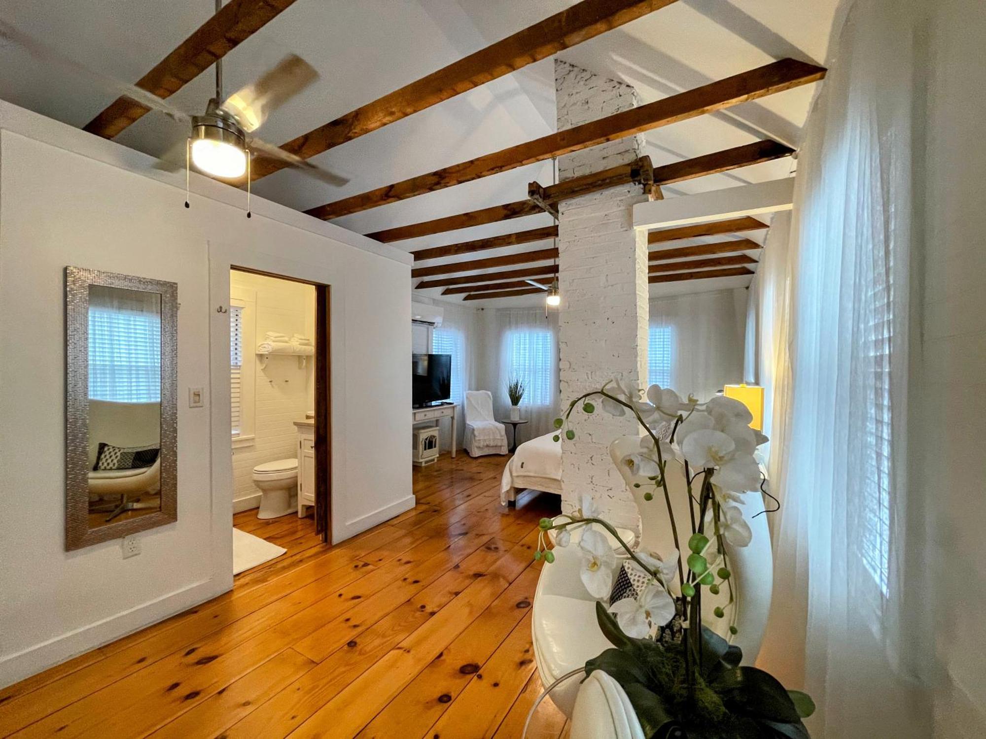 מארבלהד An Authentic, Rustic Luxurious Little Single Family Home In Old Town. All Yours. מראה חיצוני תמונה